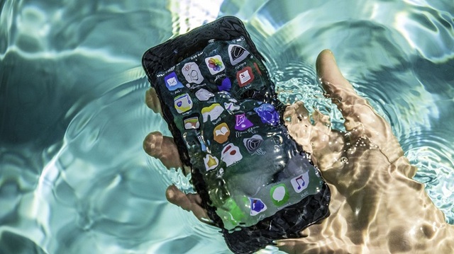 Mơ điện thoại rơi xuống nước đánh con gì là chuẩn nhất?